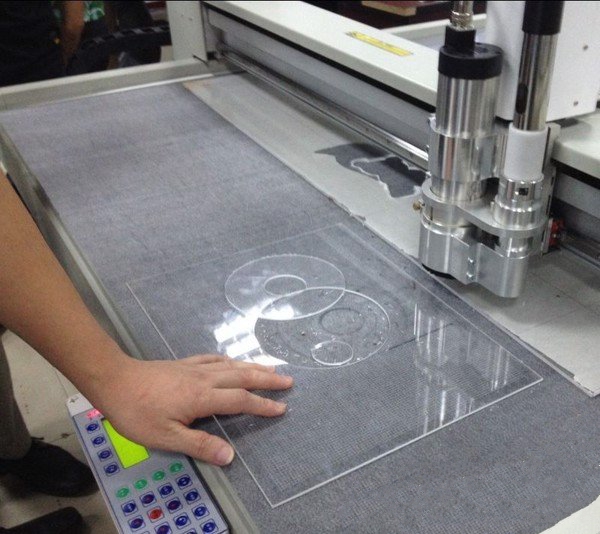 Máy cắt nhựa CNC