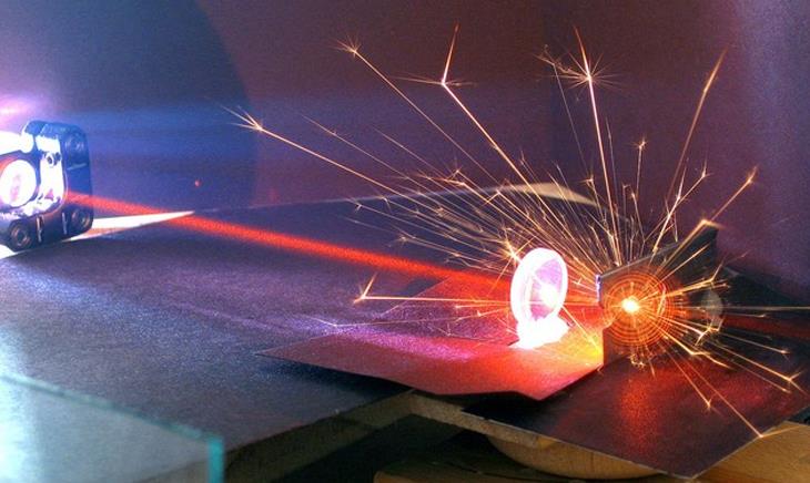 nguyên lý hoạt động của tia laser